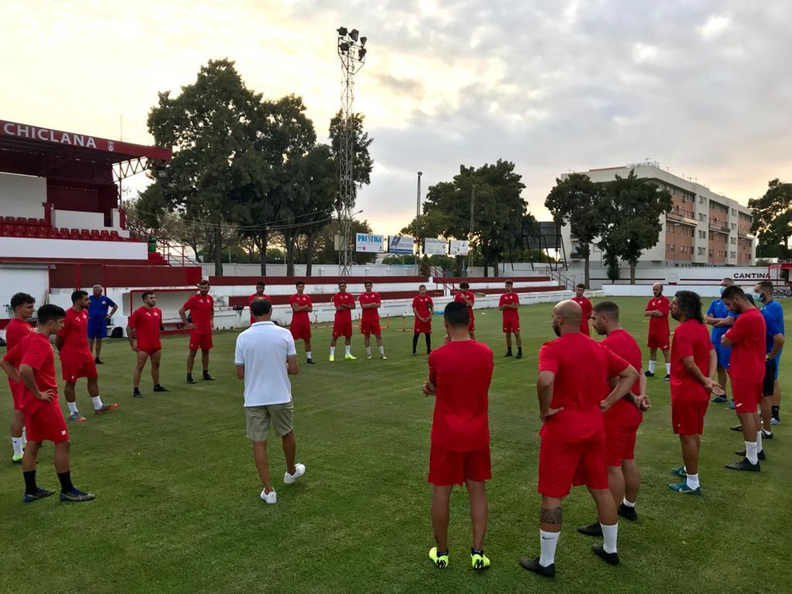 Charla de Lupi a la plantilla en la primera sesión preparatoria.