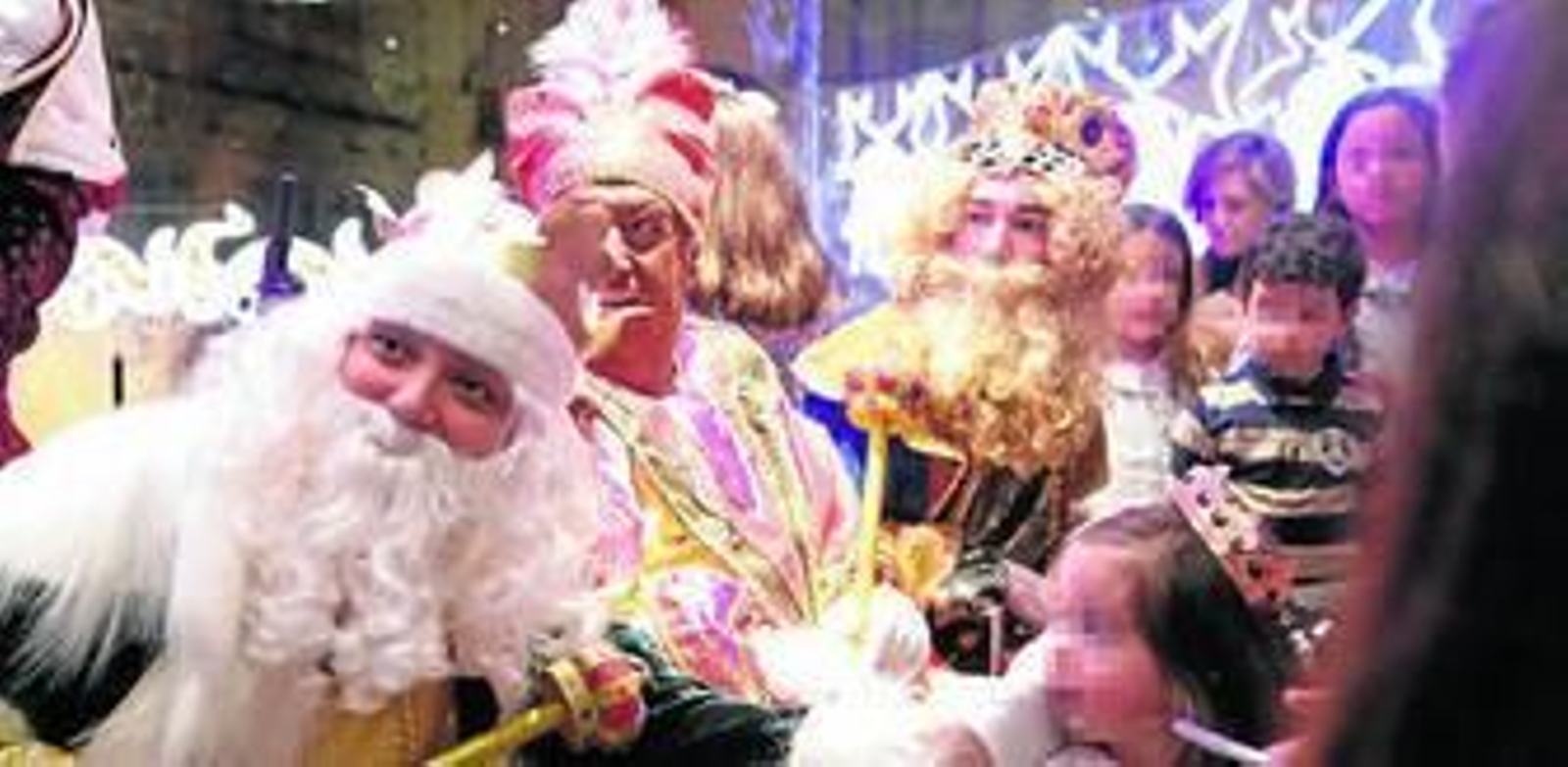 Sus Majestades de Oriente, anoche, en la entrega de juguetes.