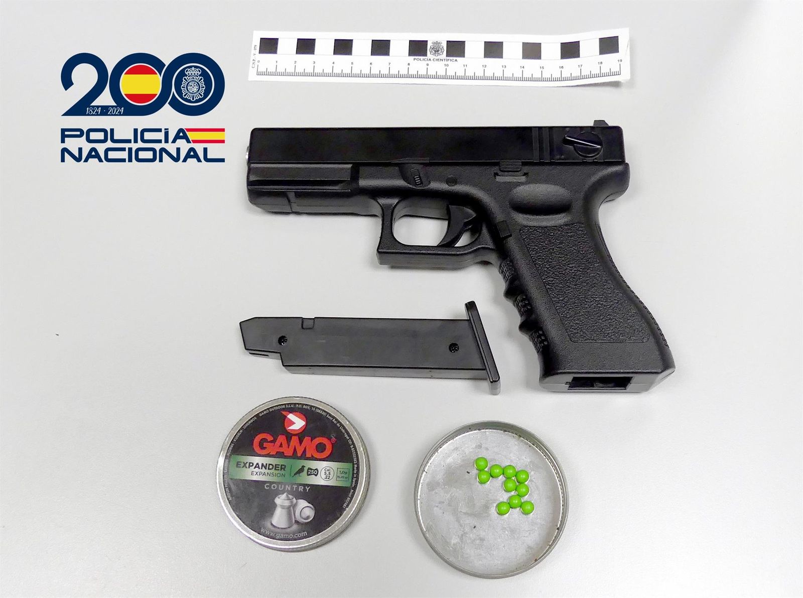 Pistola y balines incautados por la Policía Nacional en Andújar.