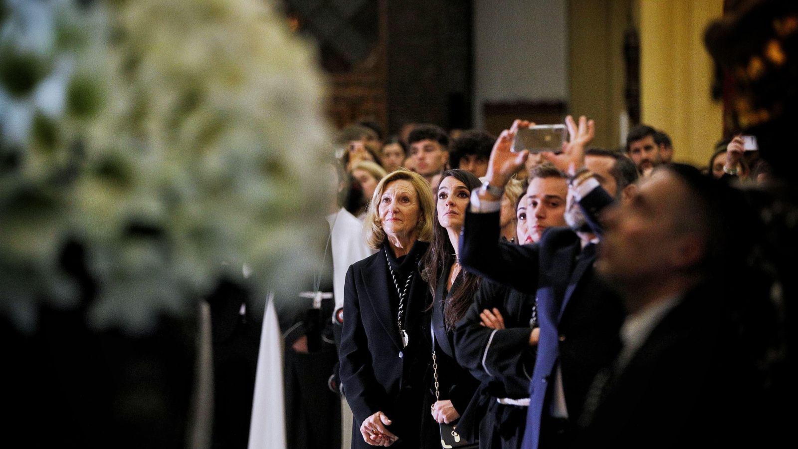 Interior de la Iglesia Mayor, con la hermandad de la Soledad.