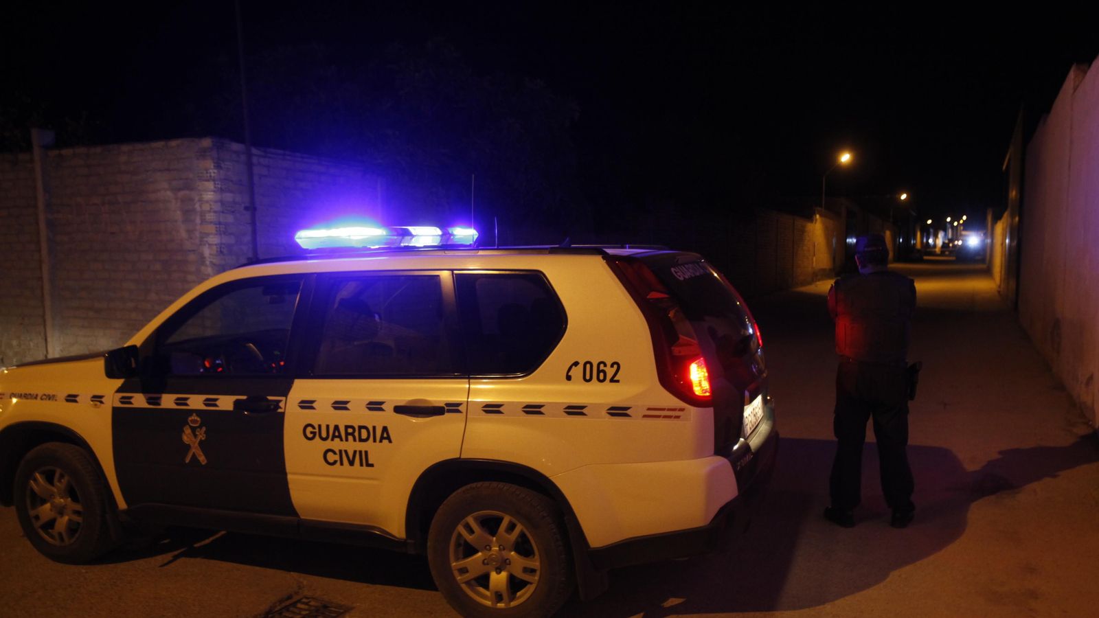 Un agente de la Guardia Civil impide el acceso al lugar del tiroteo en La Puebla de Cazalla.