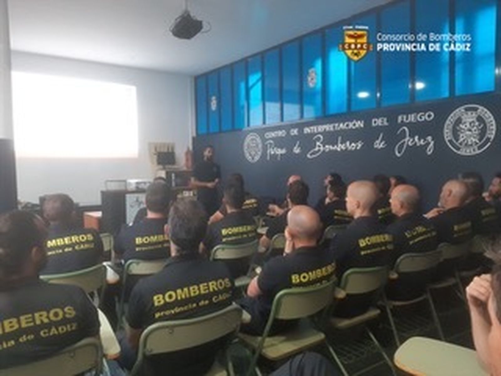 Bomberos del Consorcio Provincial, durante la formación para prevenir suicidios