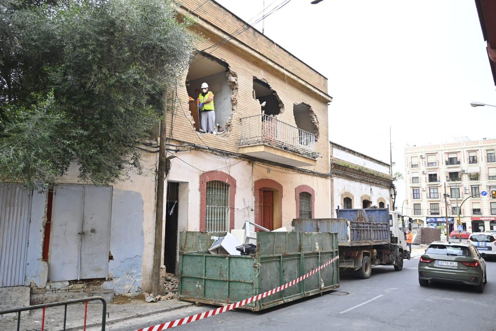 Operarios vacían la vivienda.