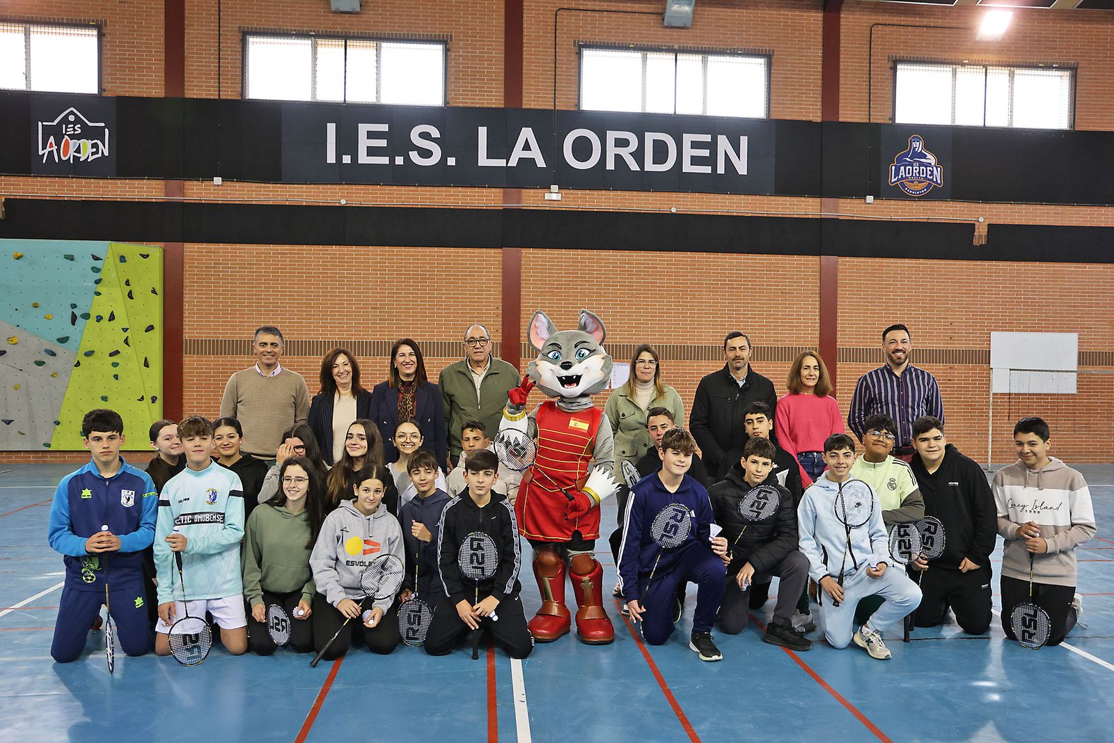 Exhibición práctica con alumnos y alumnas para promocionar el Campeonato de Europa de Bádminton en Huelva