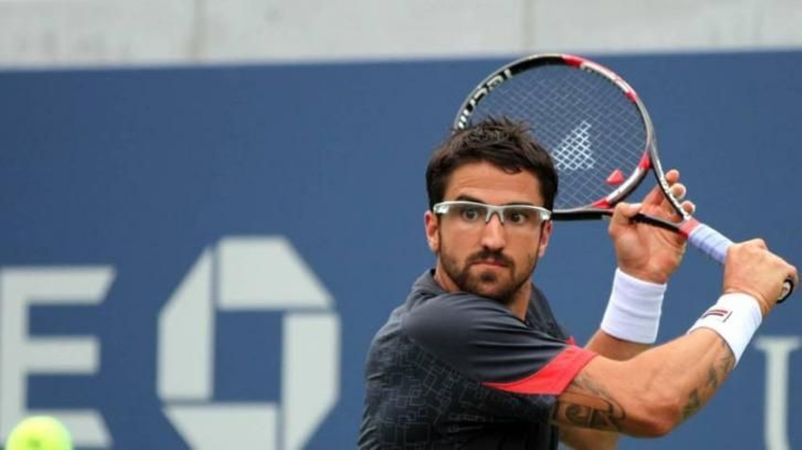 Janko Tipsarevic durante un partido de tenis.