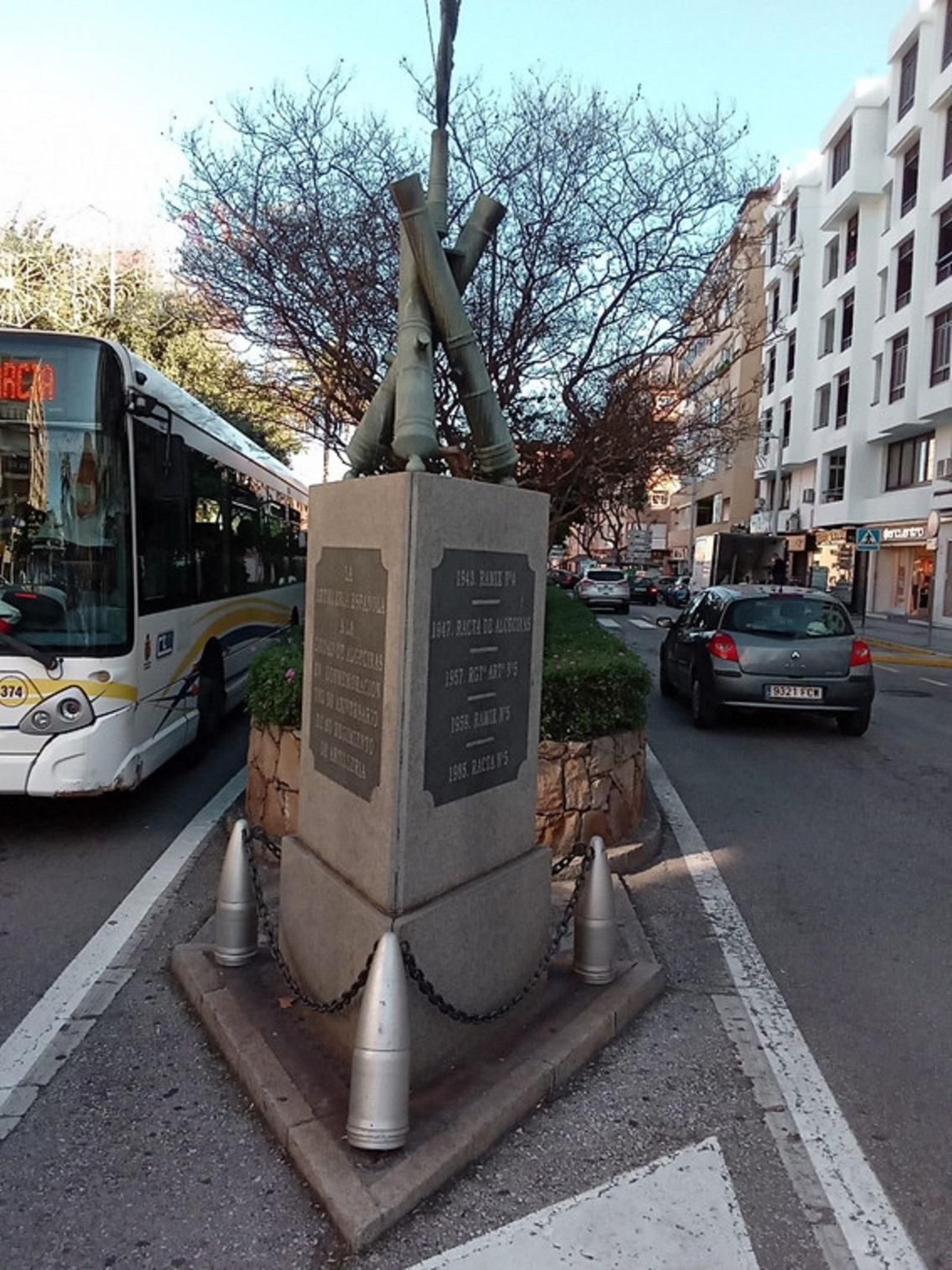 Monumento al Regimiento Mixto de Artillería Mixto nº 5, en la avenida de Blas Infante.