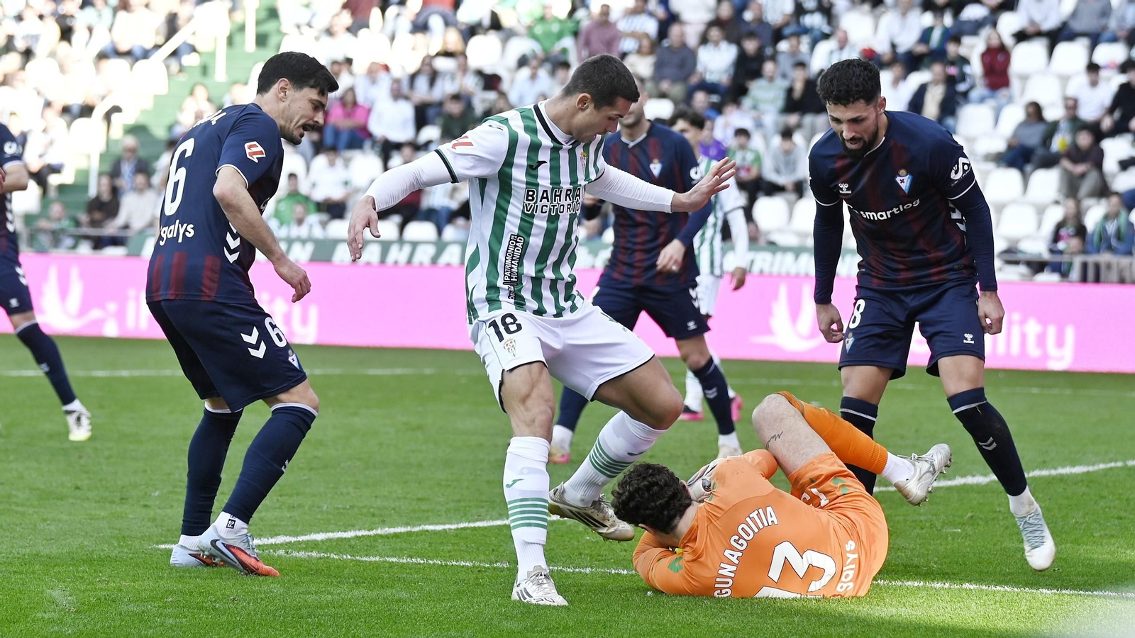Adri Fuentes intenta cazar el balón entre los centrales y el portero del Eibar.