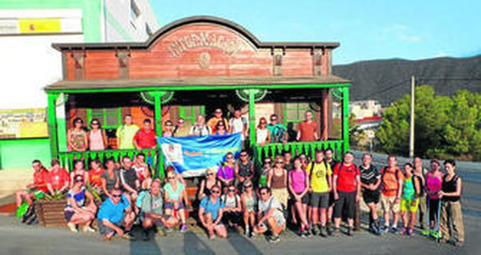 El grupo compuesto por 46 senderistas disfrutó de los escenarios de rodaje más emblemáticos del municipio de Tabernas.