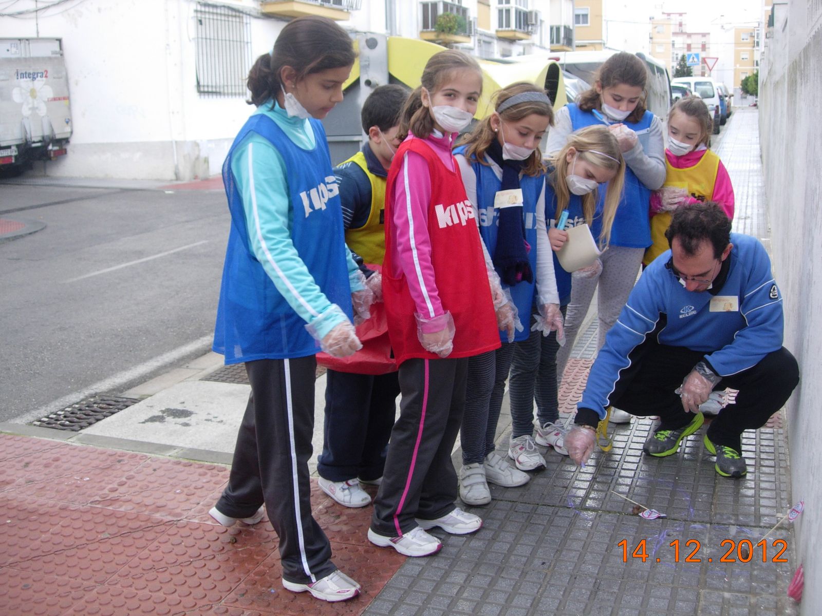 Los alumnos, señalando con una banderita un excremento de mascotas durante uno de los 'Safaris de Caca'.