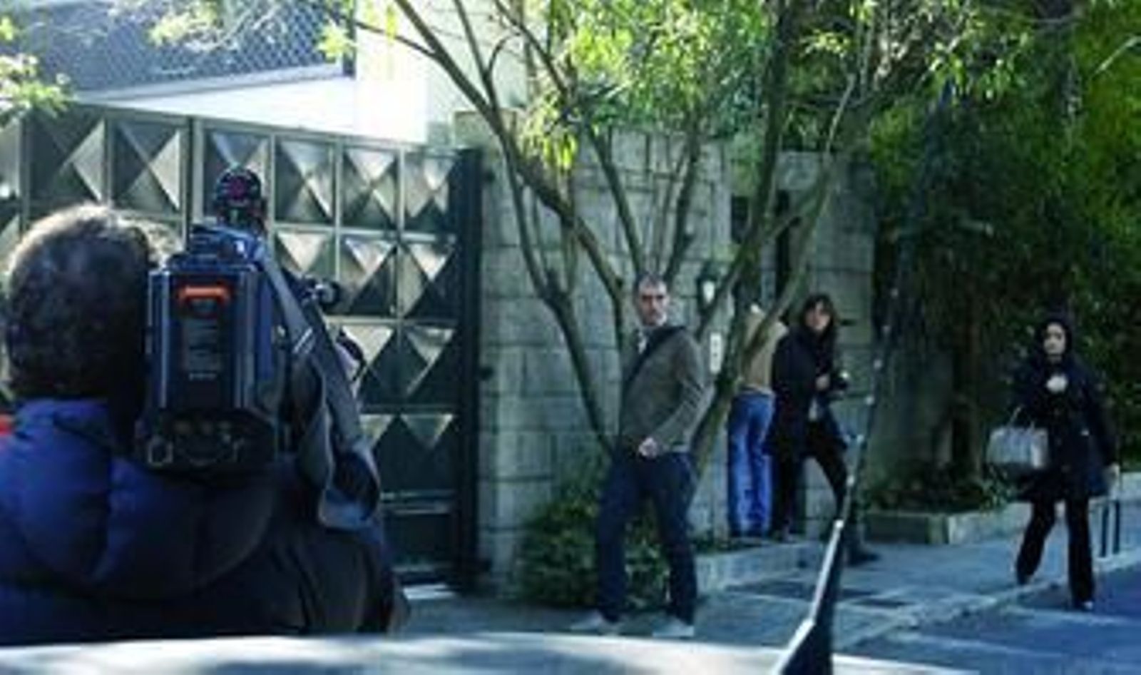 Expectación en las inmediaciones del domicilio de Díaz Ferrán en Madrid, ayer, poco después de su detención.