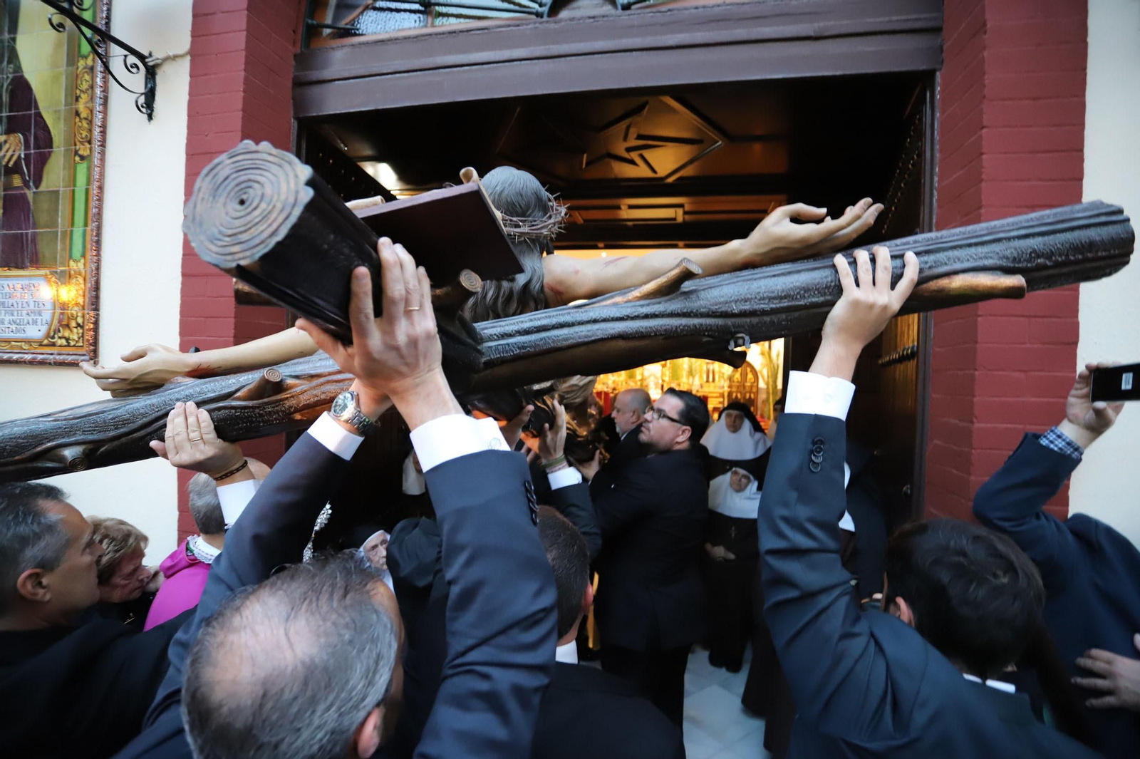 Procesión del Cristo de la Vera Cruz, escoltado por la Legión en las calles de Huelva