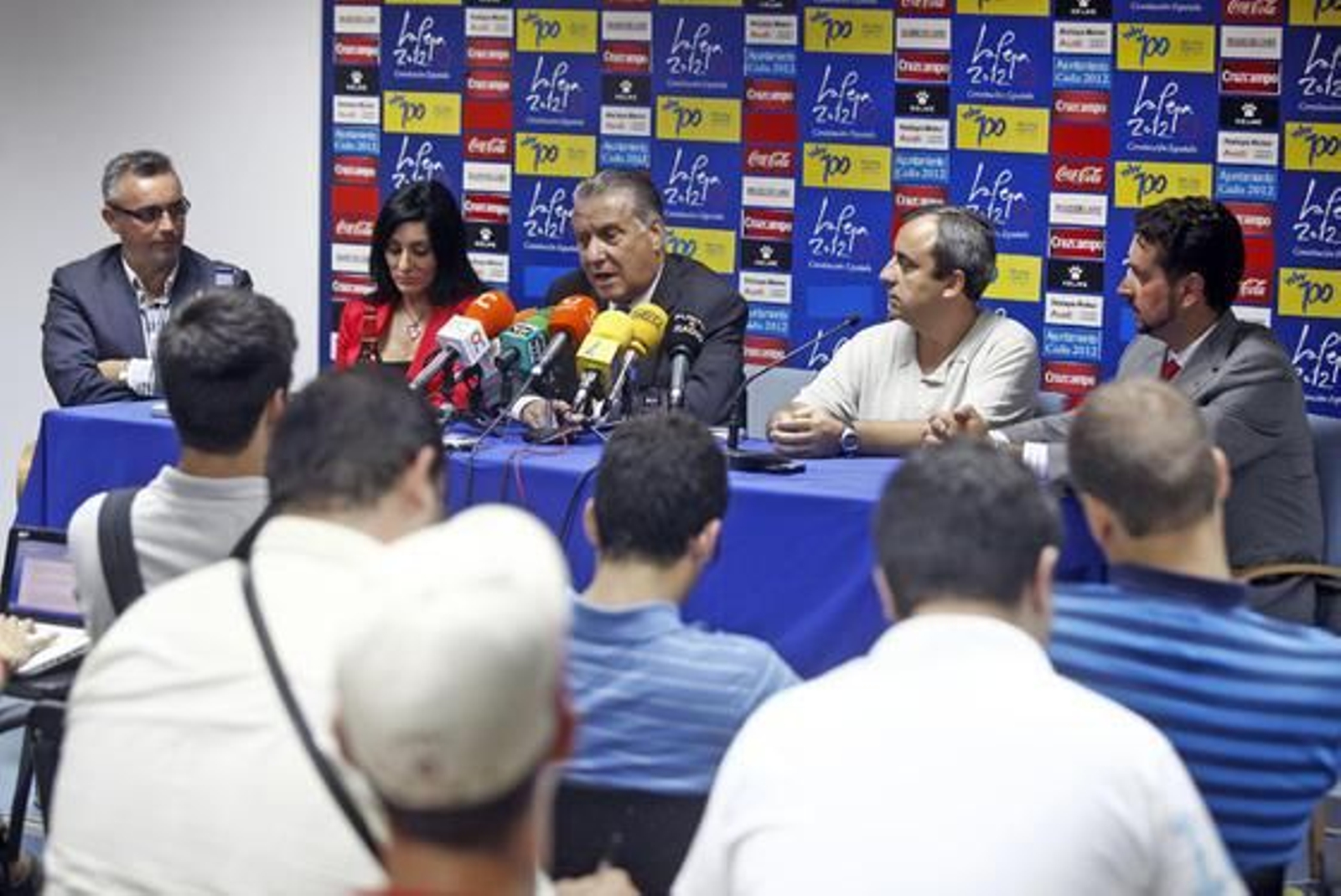 Juan José Pina se presenta como nuevo presidente del Cádiz junto a los nuevos consejeros Elena Pina y Antonio Moya. 

Foto: Jesus Marin