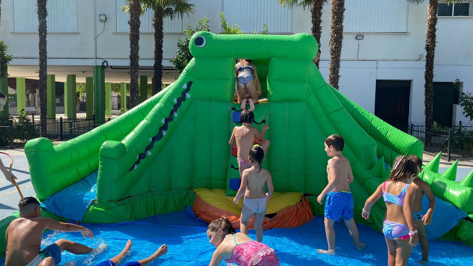 Columpio de agua para niños.