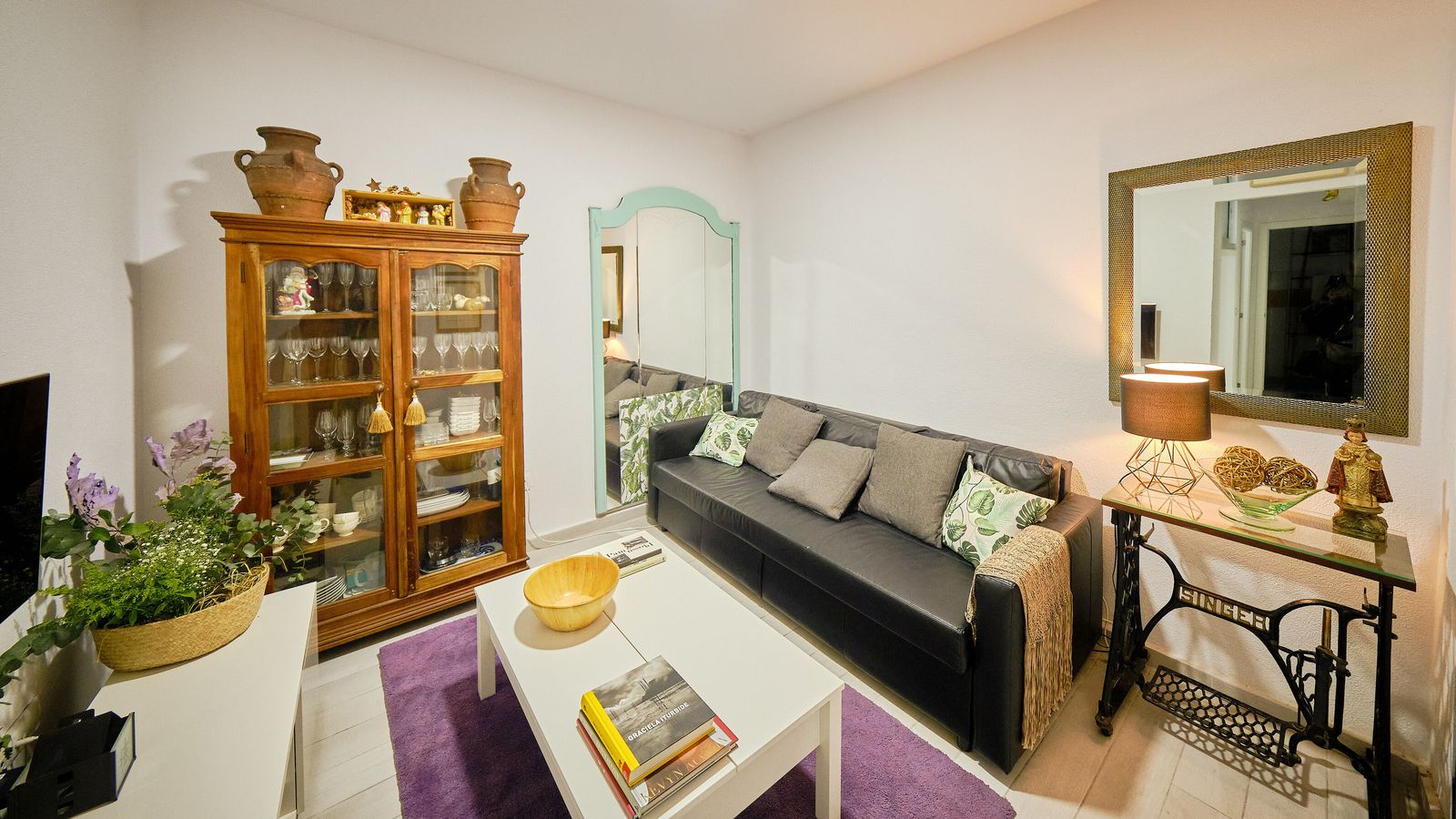 Salón. Los elementos decorativos y reciclados, junto con el colorido, son la base principal de la ornamentación de la estancia.