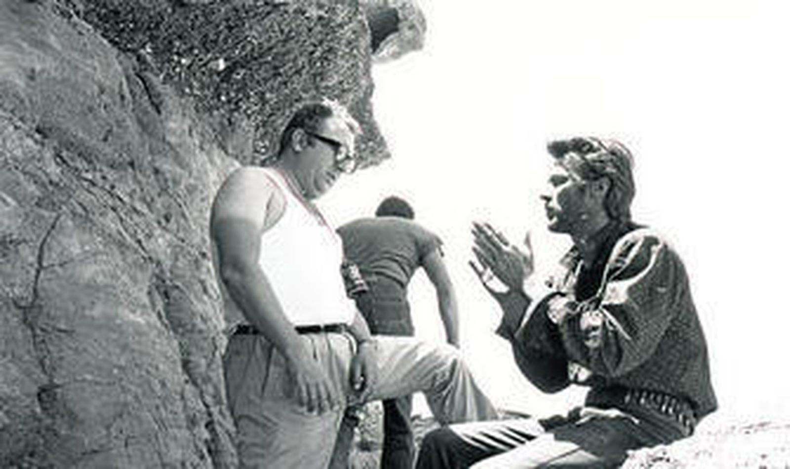 Sergio Leone conversa con Clint Eastwood durante uno de los rodajes de su trilogía del dólar en Almería.