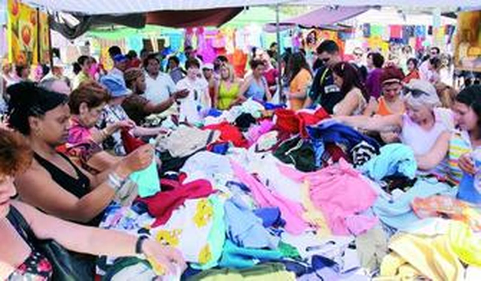 Una multitud agolpada en el puesto de Toñi Fernández, que ayer vendía cada prenda a un euro.