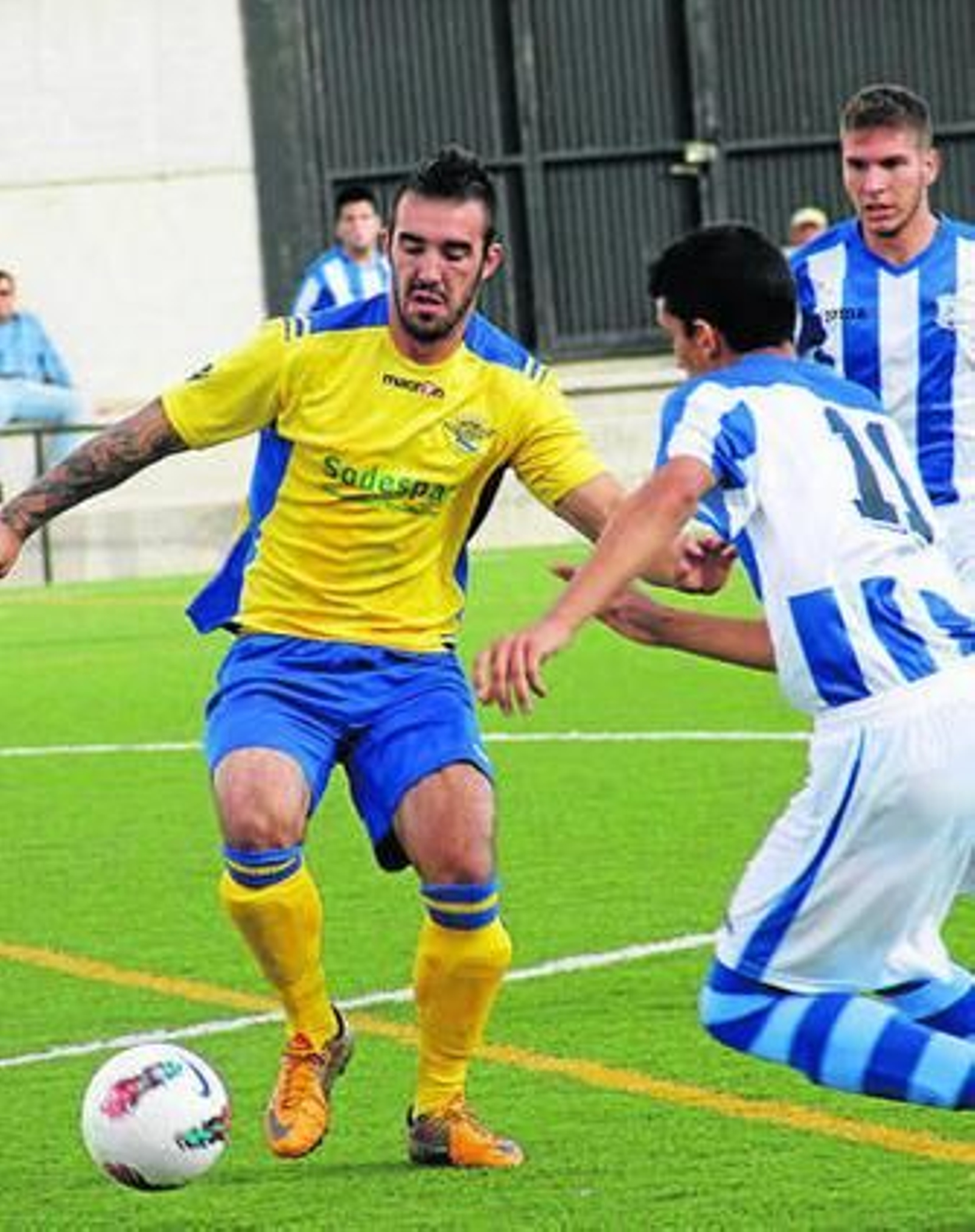 Un jugador del Rivera encara a un industrialista.