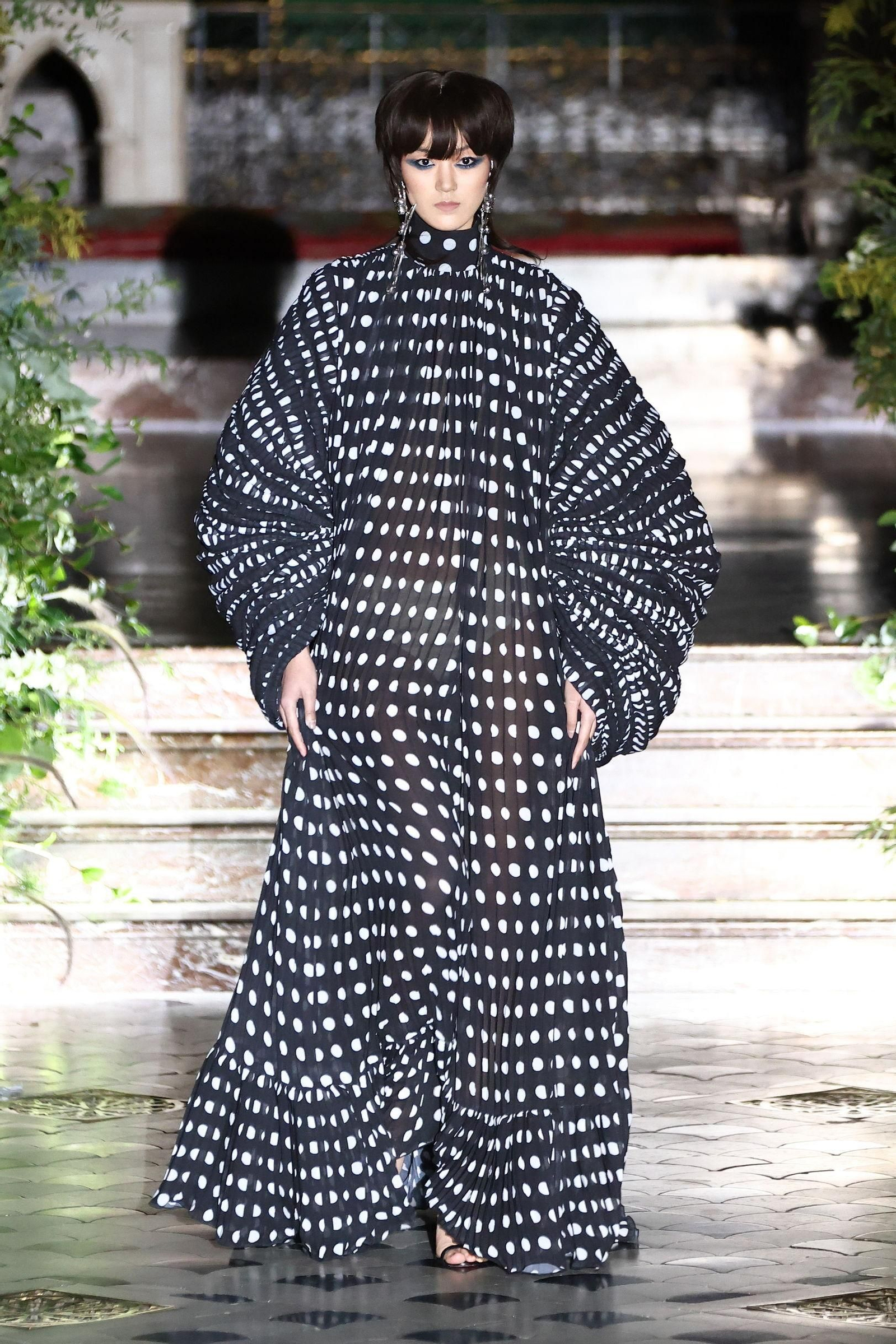 El desfile de Juana Martín en la Semana de la Alta Costura de París, en imágenes