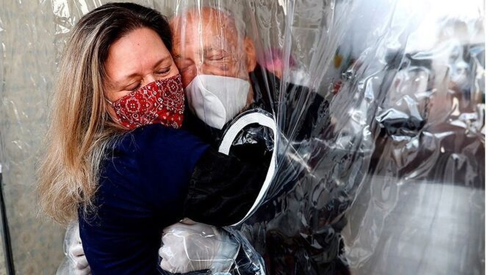 Abrazo  entre una hija y su padre, octogenario, enfermo de covid-19, en un asilo de Sao Paulo (Brasil).