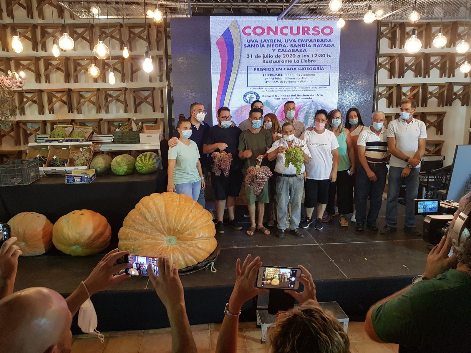 Foto de familia de los ganadores del concurso de Los Palacios.