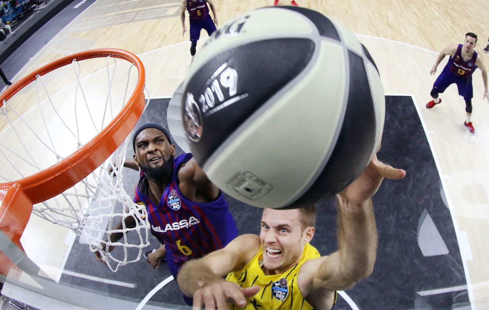 Tim Abromaitis trata de anotar ante Chris Singleton.