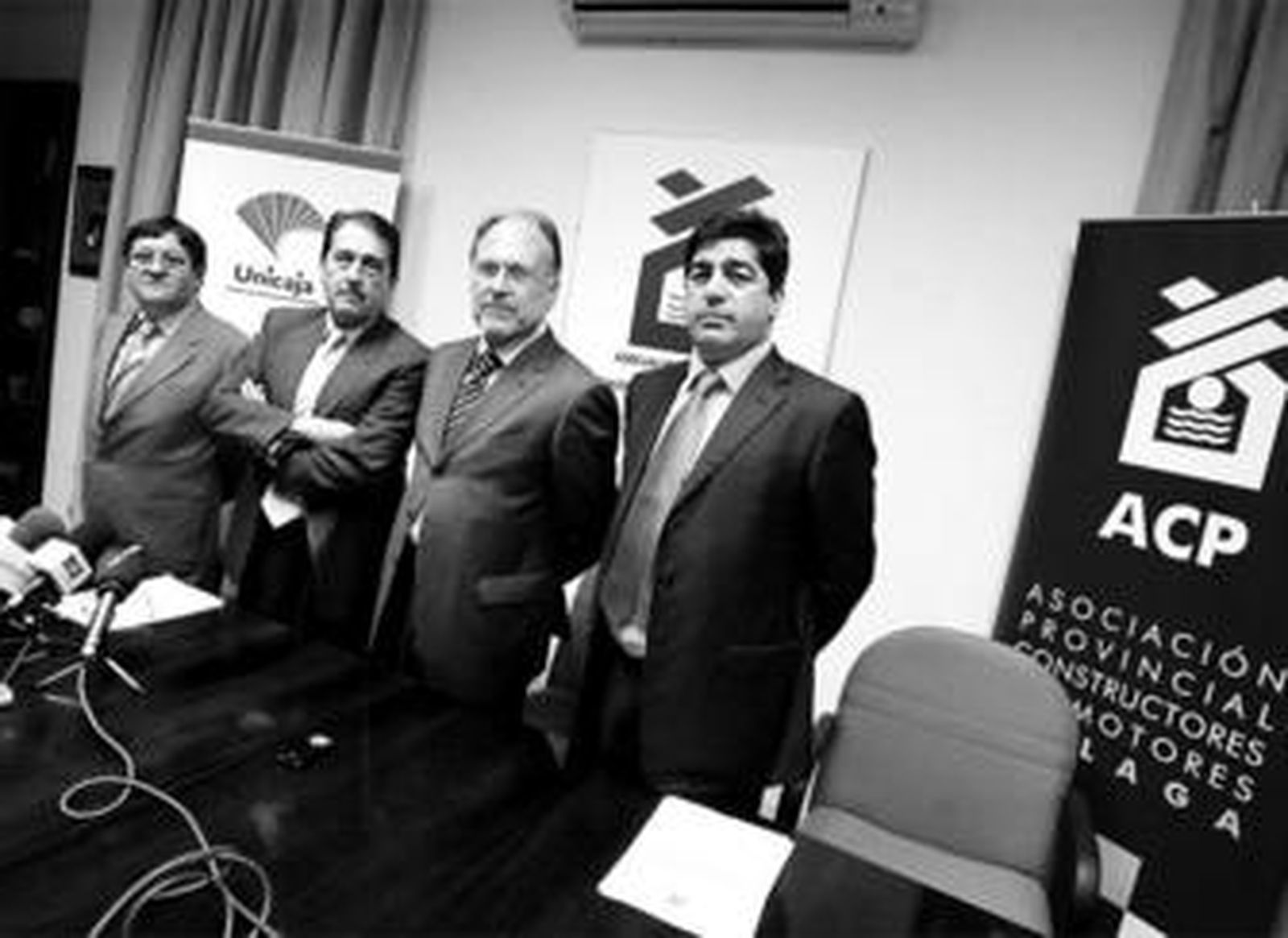 De izquierda a derecha, Miguel Rebollo, José Prado, Juan Vera y Manuel Azuaga, directivos de ACP, ayer en la sede de esta patronal.