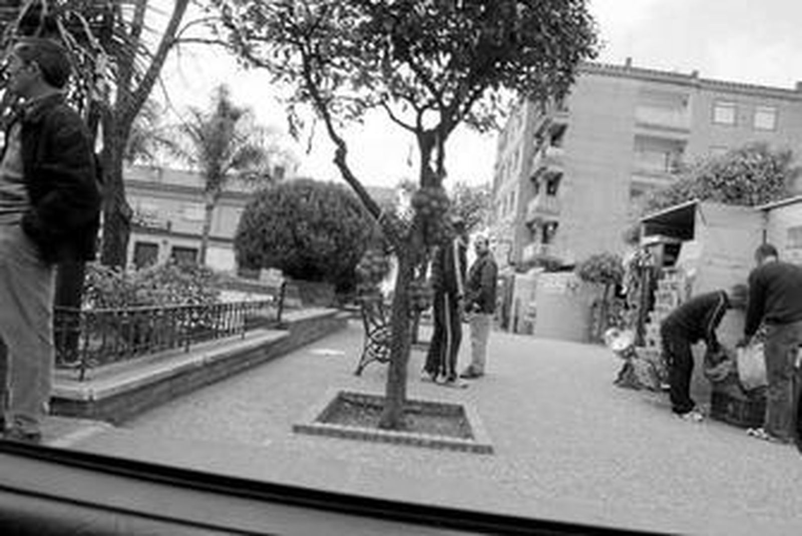 Vecinos de Tesorillo en la plaza principal.