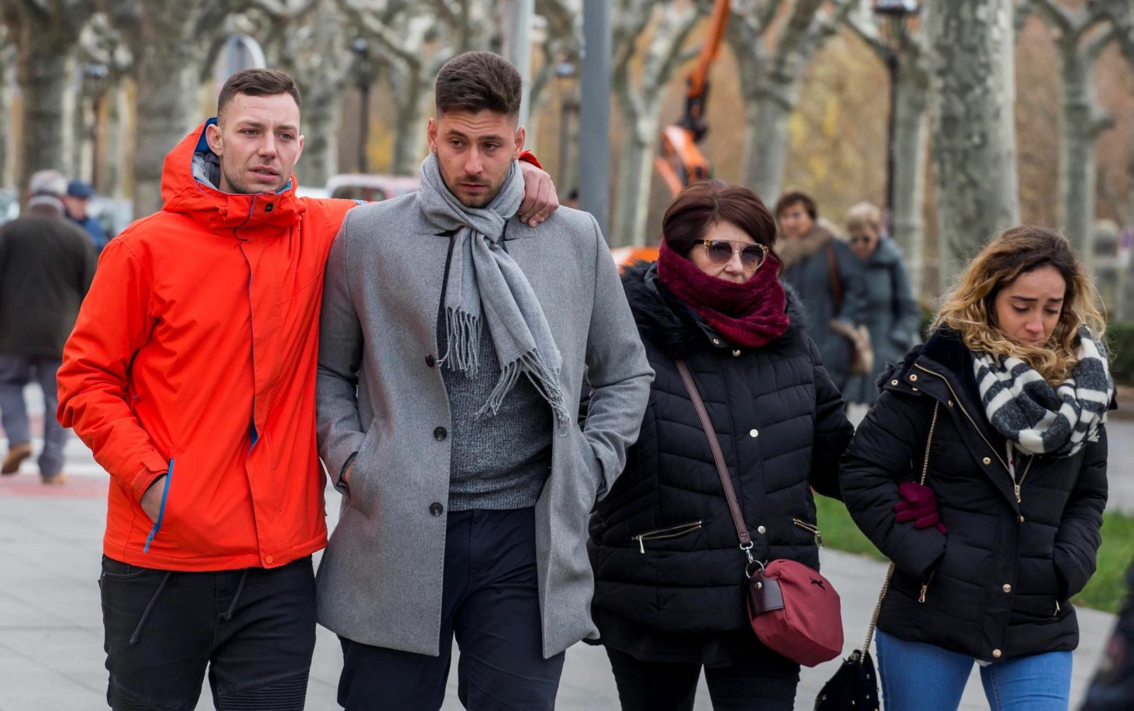 Víctor Rodríguez (2i), uno de los tres ex jugadores de la Arandina condenado a 38 años de cárcel por agresión sexual, acompañado por un familiar y por sus abogados a su llegada a la Audiencia de Burgos este miércoles.