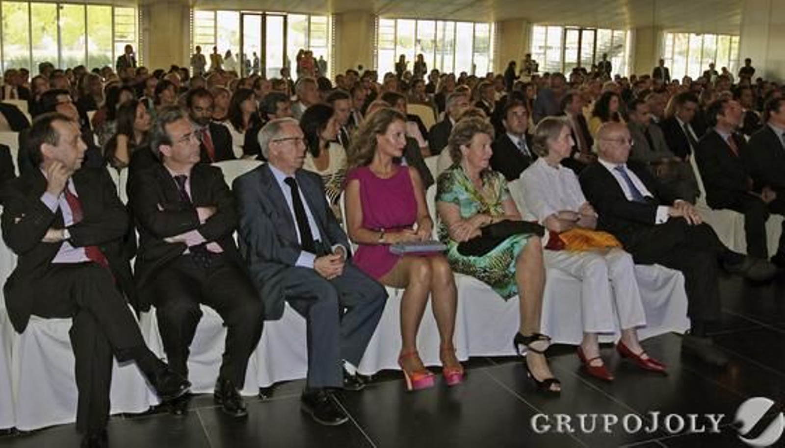 José Antonio Carrizosa, director de publicaciones del Grupo Joly y director de Diario de Sevilla; Juan Carlos Fernández, director general del Grupo Joly, Marita Rufino flanqueando a José Luis Ballester y señora, y Manuel Clavero y señora.

Foto: A. Pizarro - M. Gómez - J.C. Vázquez - V. Hidalgo