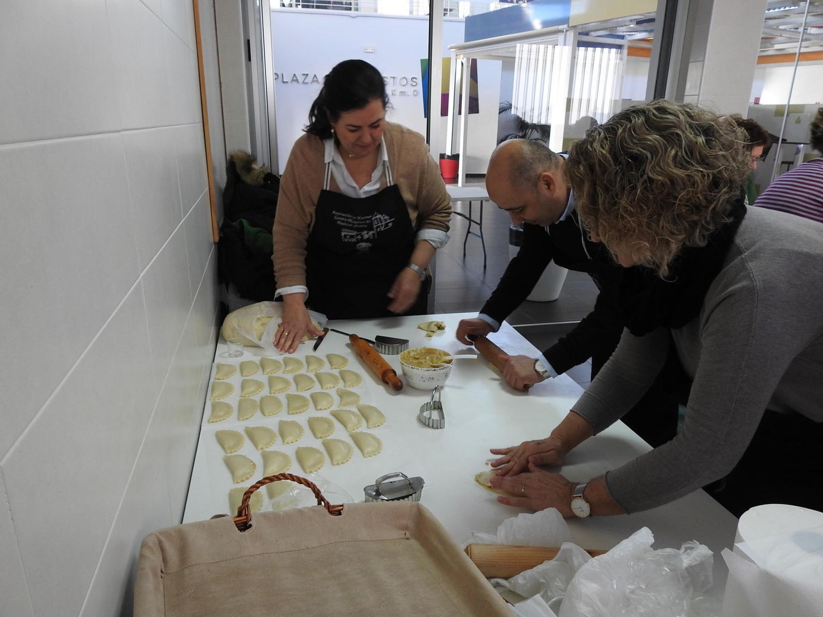 Miles de empanadas de almendra realizadas en la villa con fines solidarios