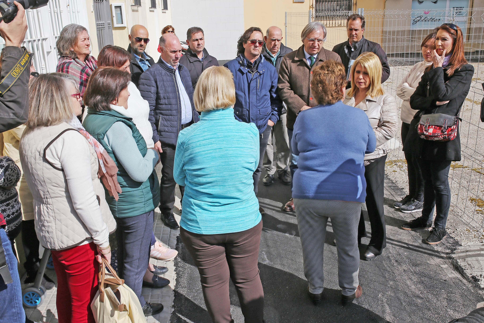 La alcaldesa Mamen Sánchez y el entonces delegado de Urbanismo, Francisco Camas, con los vecinos en un encuentro en 2019.