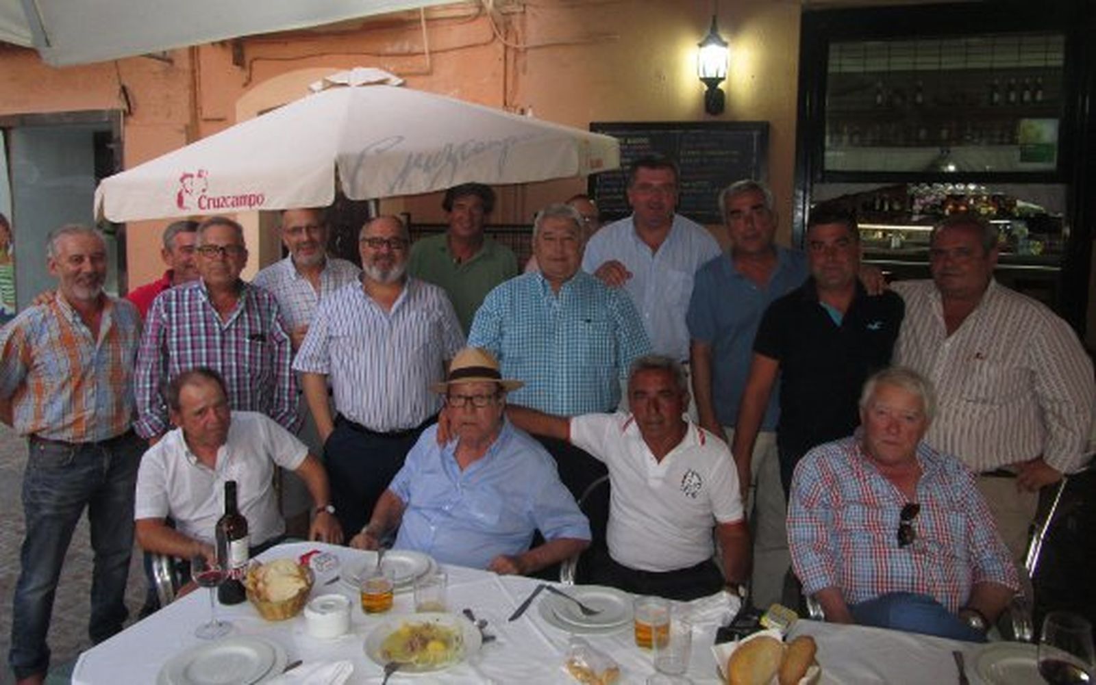 Alejandro Villar con Javier González-Santiago con Orencio Machado, Pepe Pozo, Jaime Montero, Amador Riobó, Manolo García, Joaquín Hortelano, Juan y Jorge Villarino, Alberto Gutiérrez, Juan Lamet, Emilio Paredes, Fernando Martínez, Enrique Aramburu, Braulio Bastos y Alejandro Villar.  Foto: Ignacio Casas de Ciria