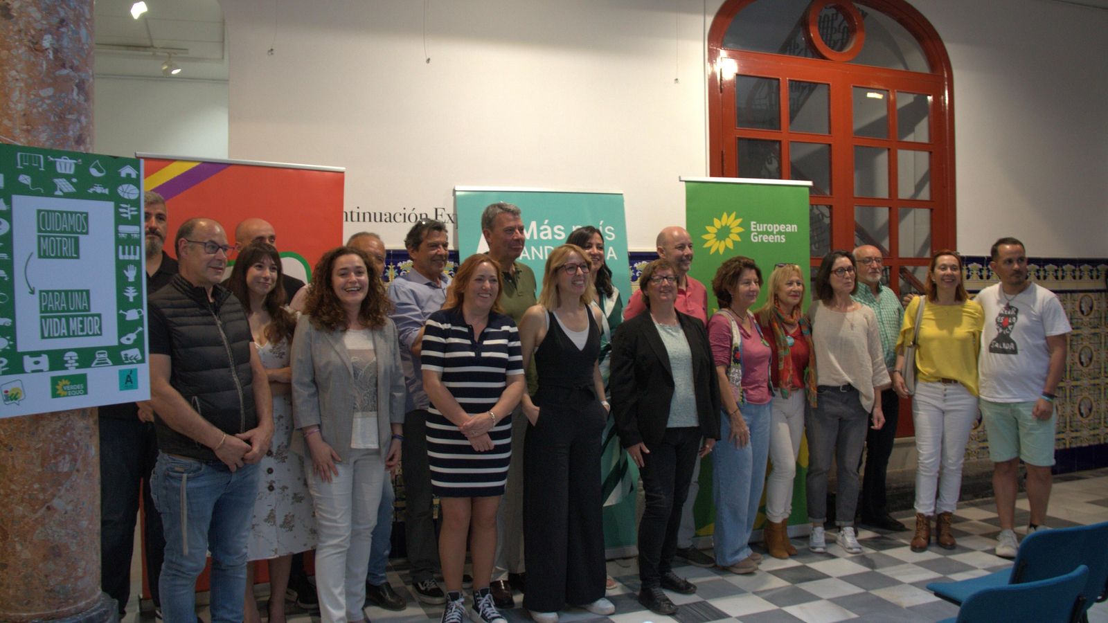 Inma Omiste junto a representantes políticos y parte de la formación