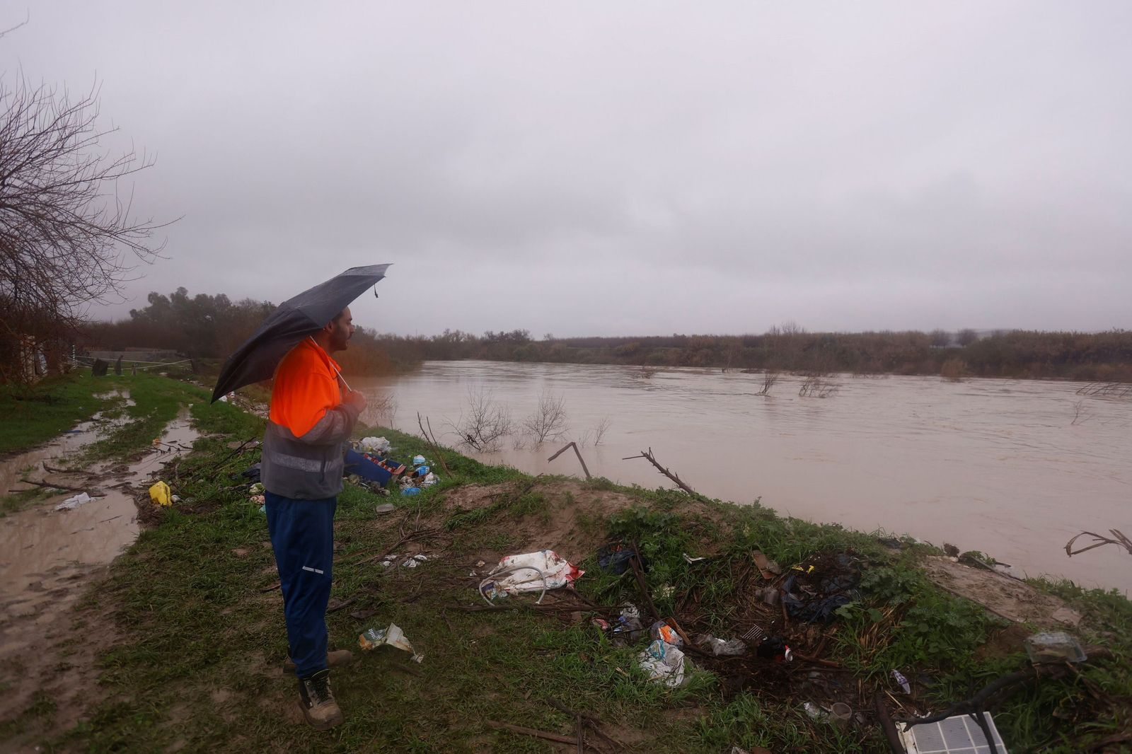 Los vecinos de la parcelación de Guadalvalle de Córdoba miran con temor la crecida del Guadalquivir