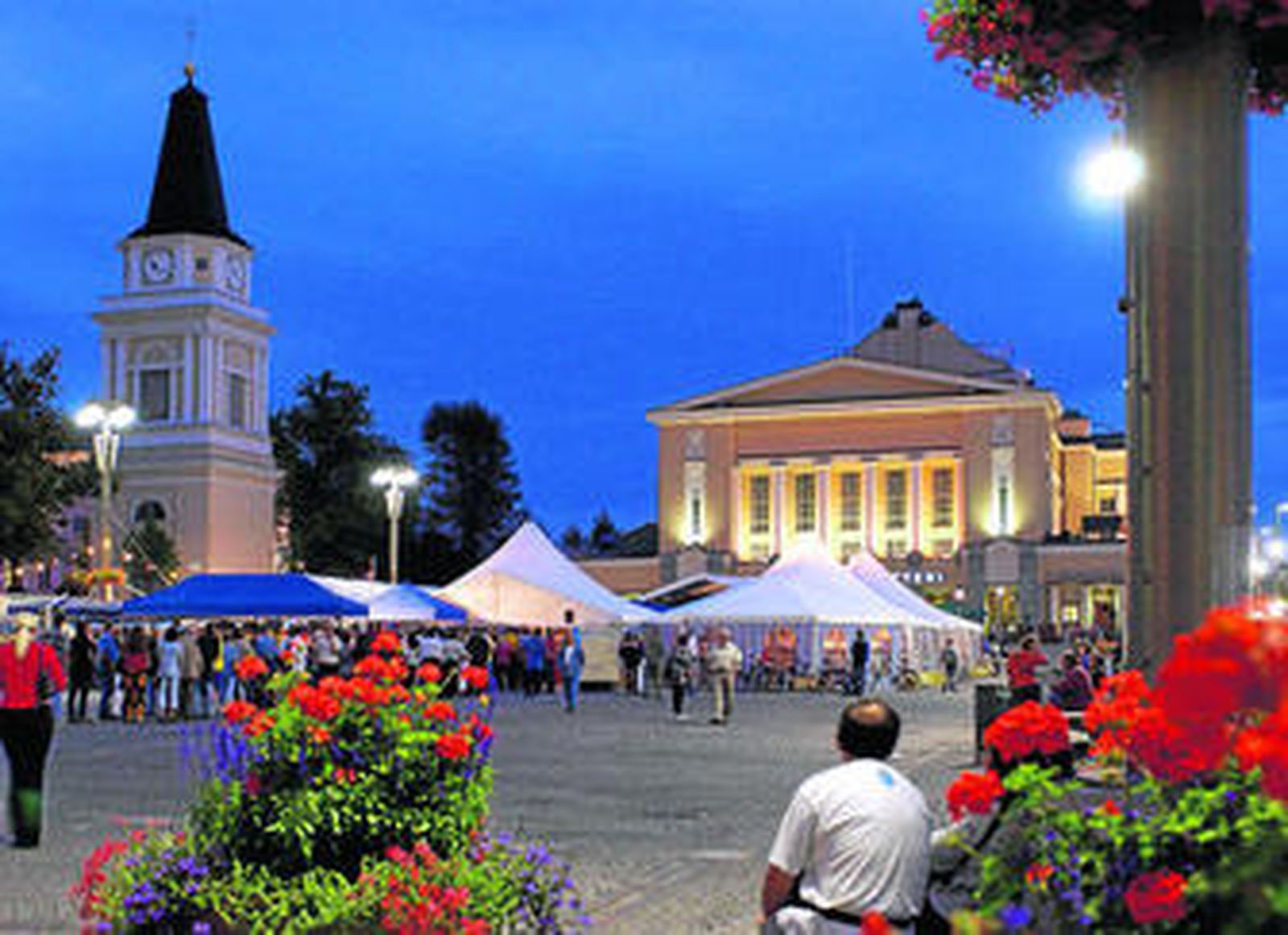 Baño al atardecer en el lago Näsijärvi.