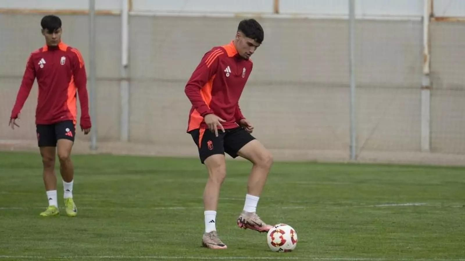 Paco Cantal, en un entreno con el filial del Granada.