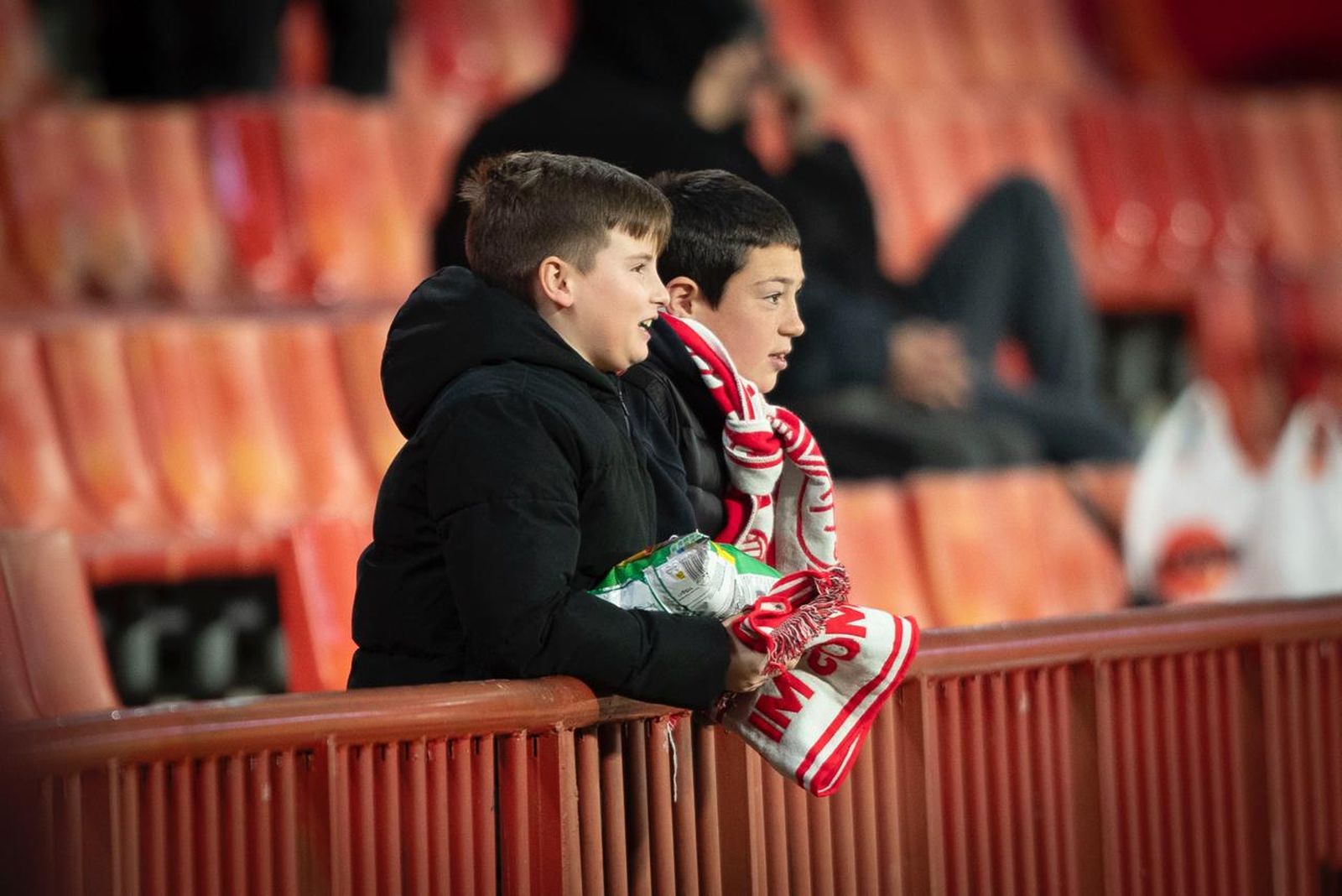 Encuéntrate en la grada en el Granada-Eibar