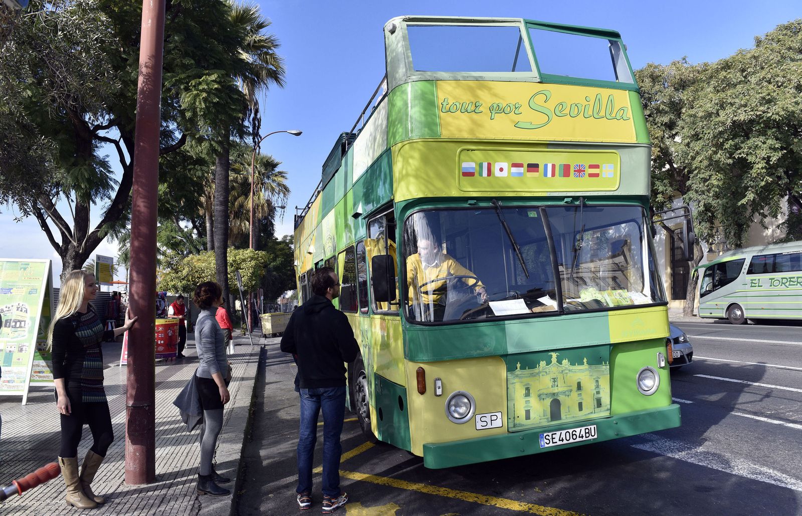 Turistas montándose en el autobús