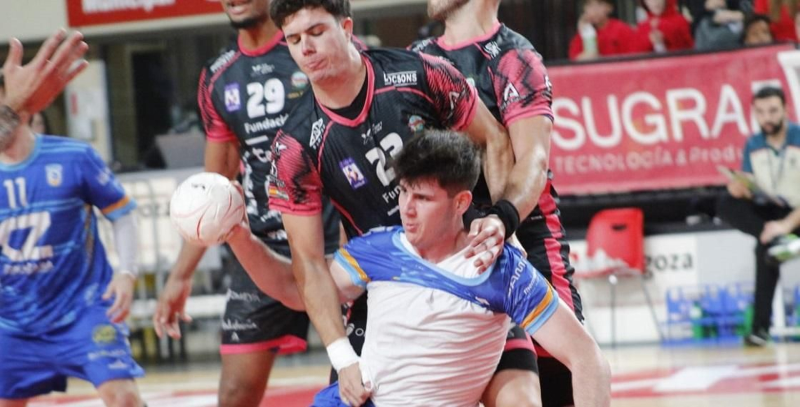 Serrano presiona un jugador del Contazara Zaragoza. Serrano presiona un jugador del Contazara Zaragoza.