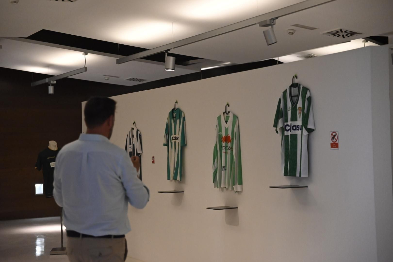 La exposición de camisetas históricas del Córdoba CF, en imágenes