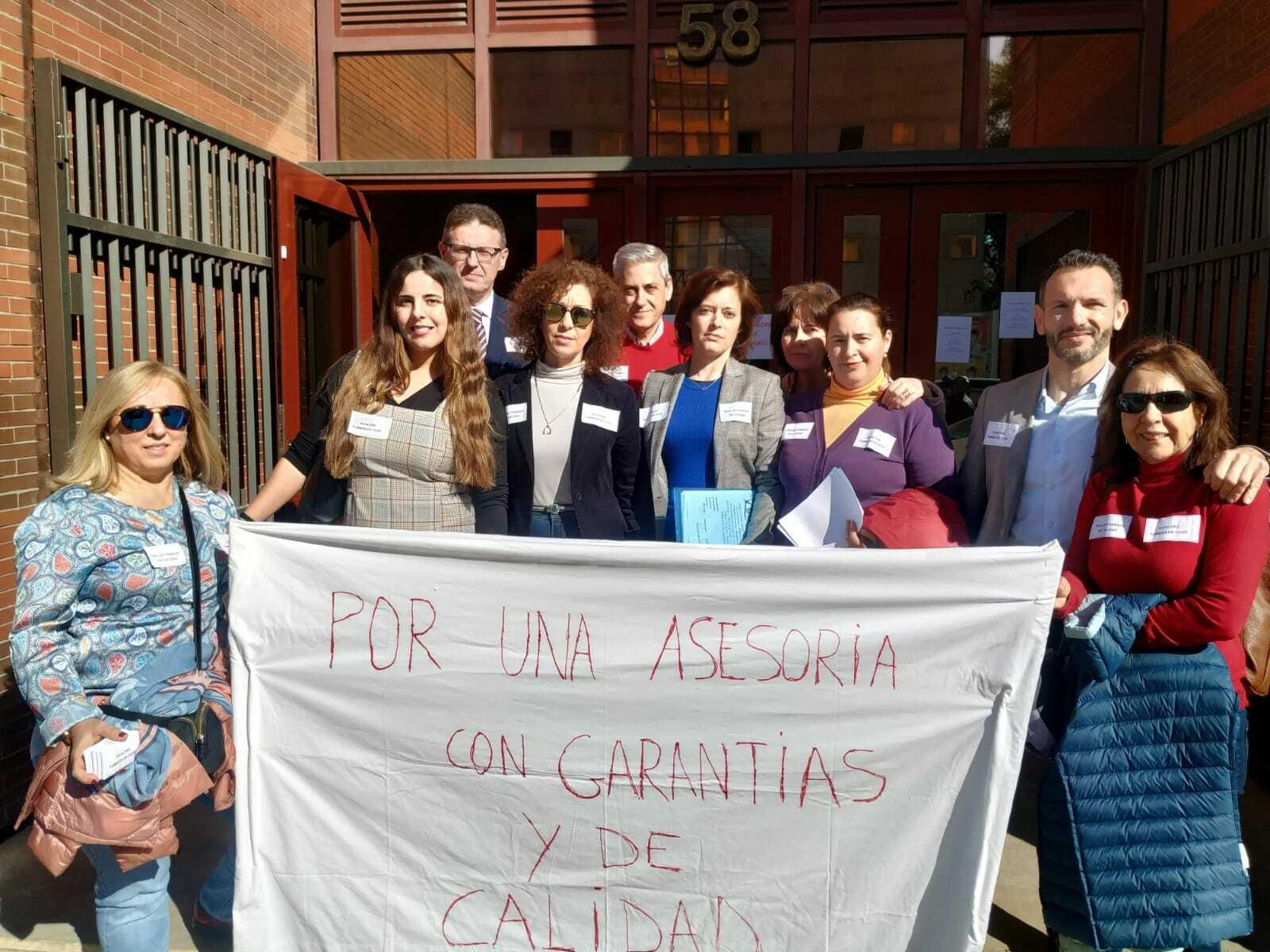 Los miembros de la asesoría jurídica, concentrados durante la huelga iniciada este lunes.