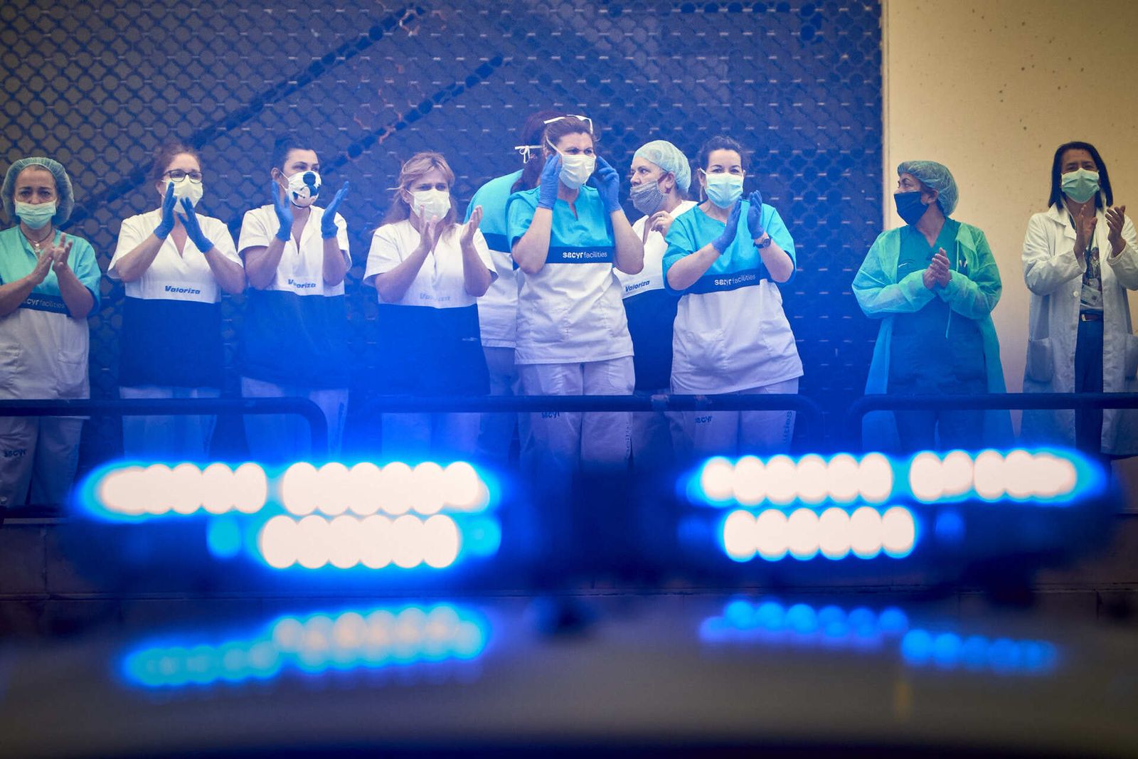 Momentos de emoción durante los aplausos de agradecimiento al personal sanitario del hospital 'Puerta del Mar'