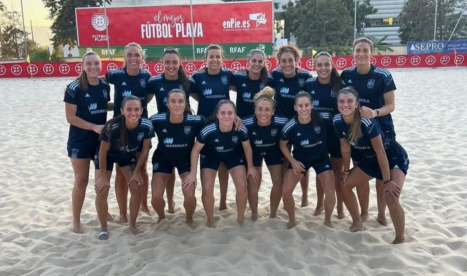 Las jugadoras de la selección española femenina de fútbol playa durante una sesión de entrenamiento.