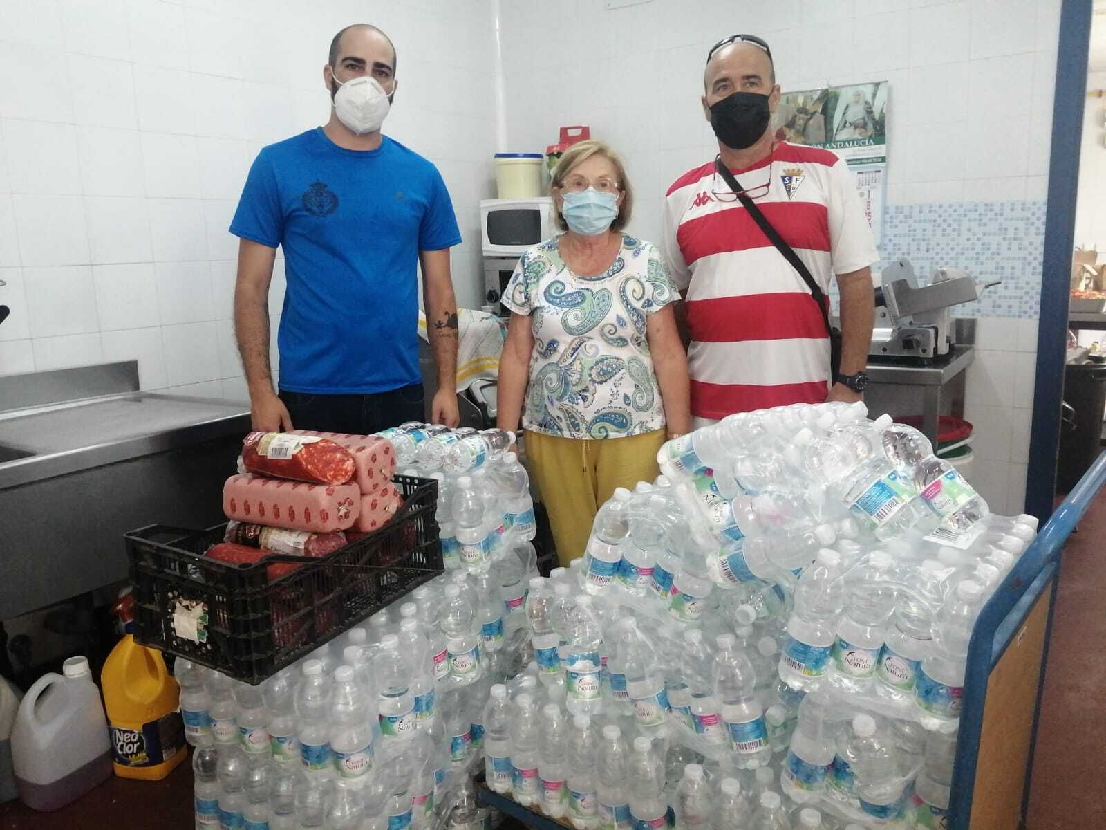 Lote de agua y embutido entregado por Misericordia al comedor El Pan Nuestro.