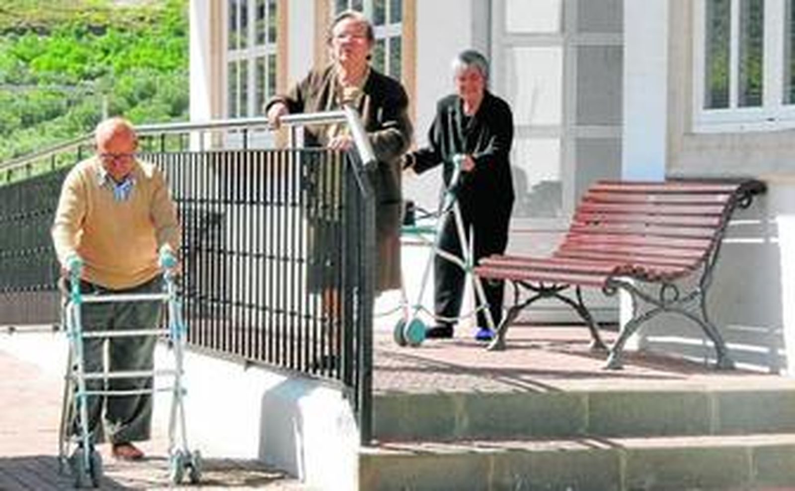 Mayores pasean por los exteriores de una residencia de la tercera edad de la provincia.