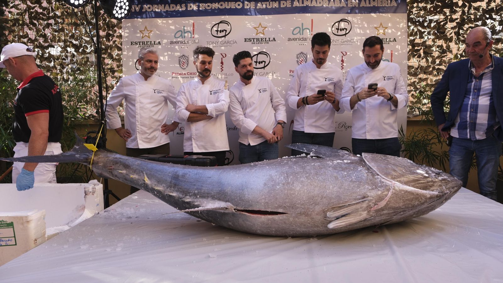 Más de 200 kilos de atún dispuestos  a ser degustados por todos