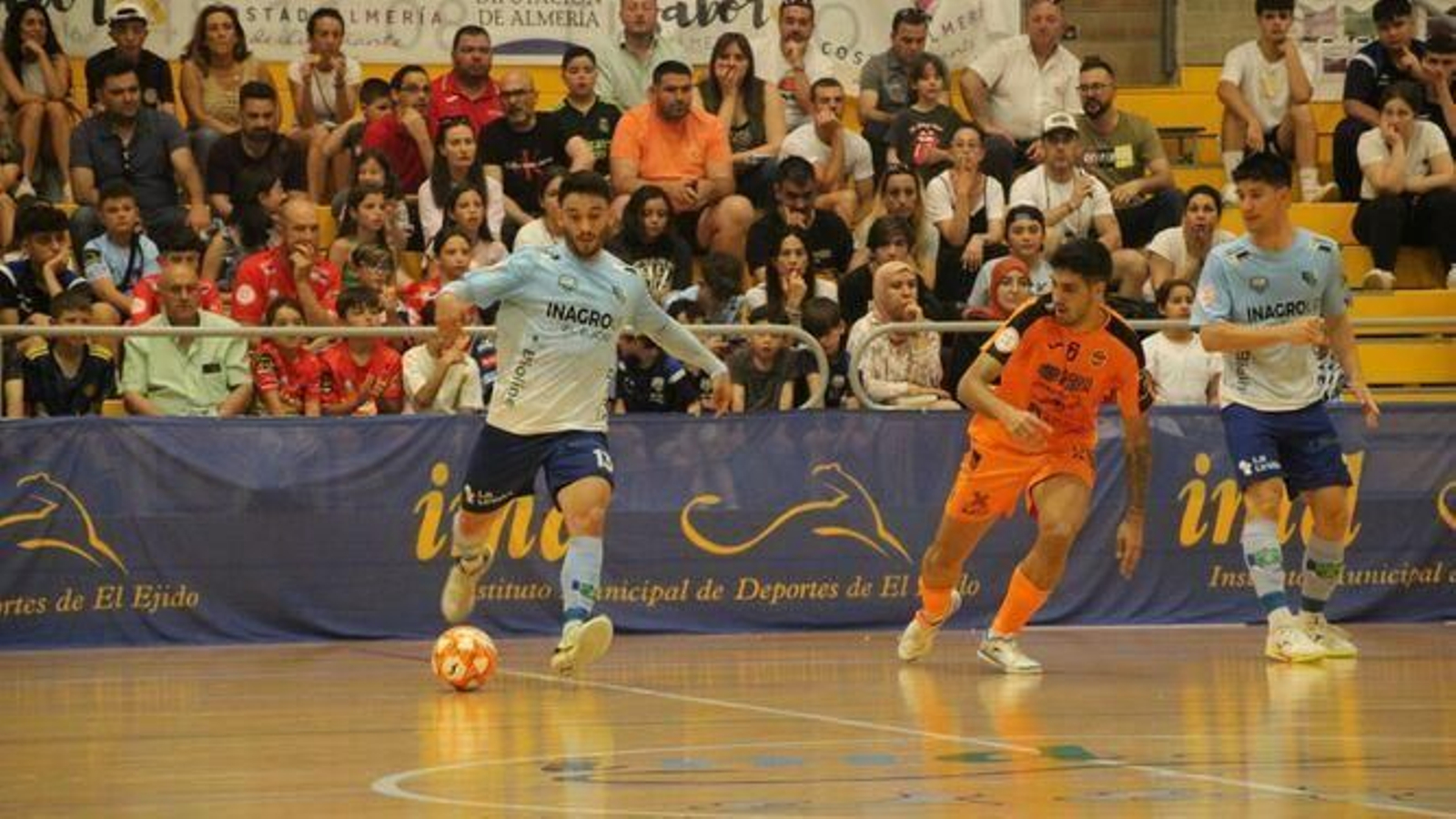 El celeste Peña se dispone a realizar un pase ante la presión del visitante Pitero en el Ejido Futsal-Burela