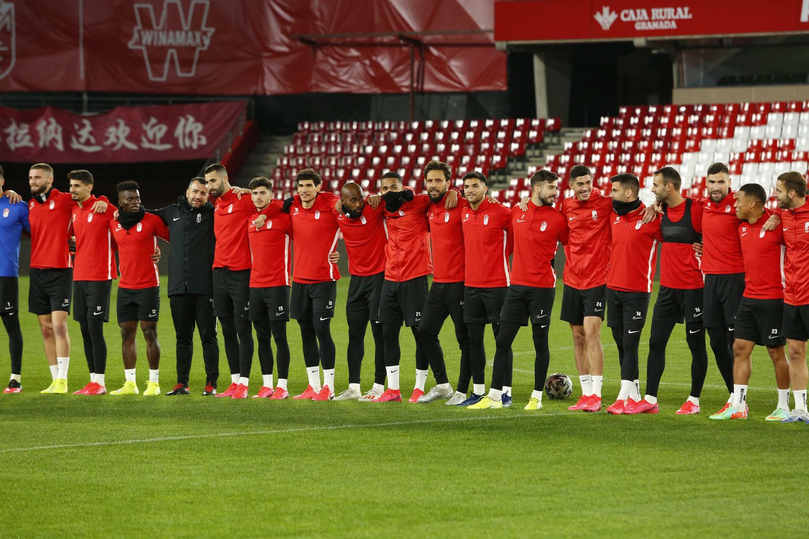 Fotos: la afición 'bendice' al Granada CF en Los Cármenes antes del partido de Copa