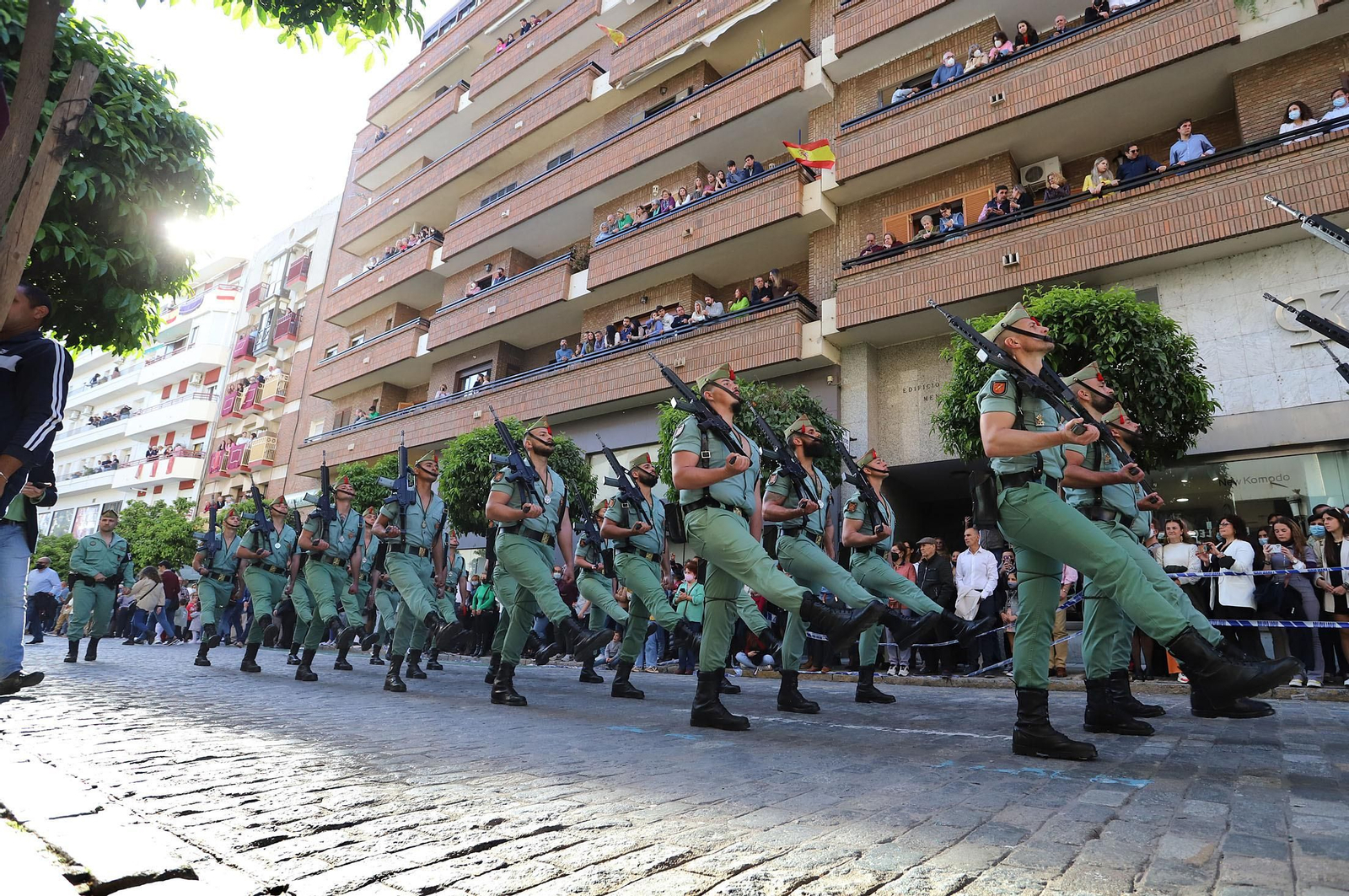 La Legión acompaña al Cristo de la Vera+Cruz en su procesión por Huelva, en imágenes