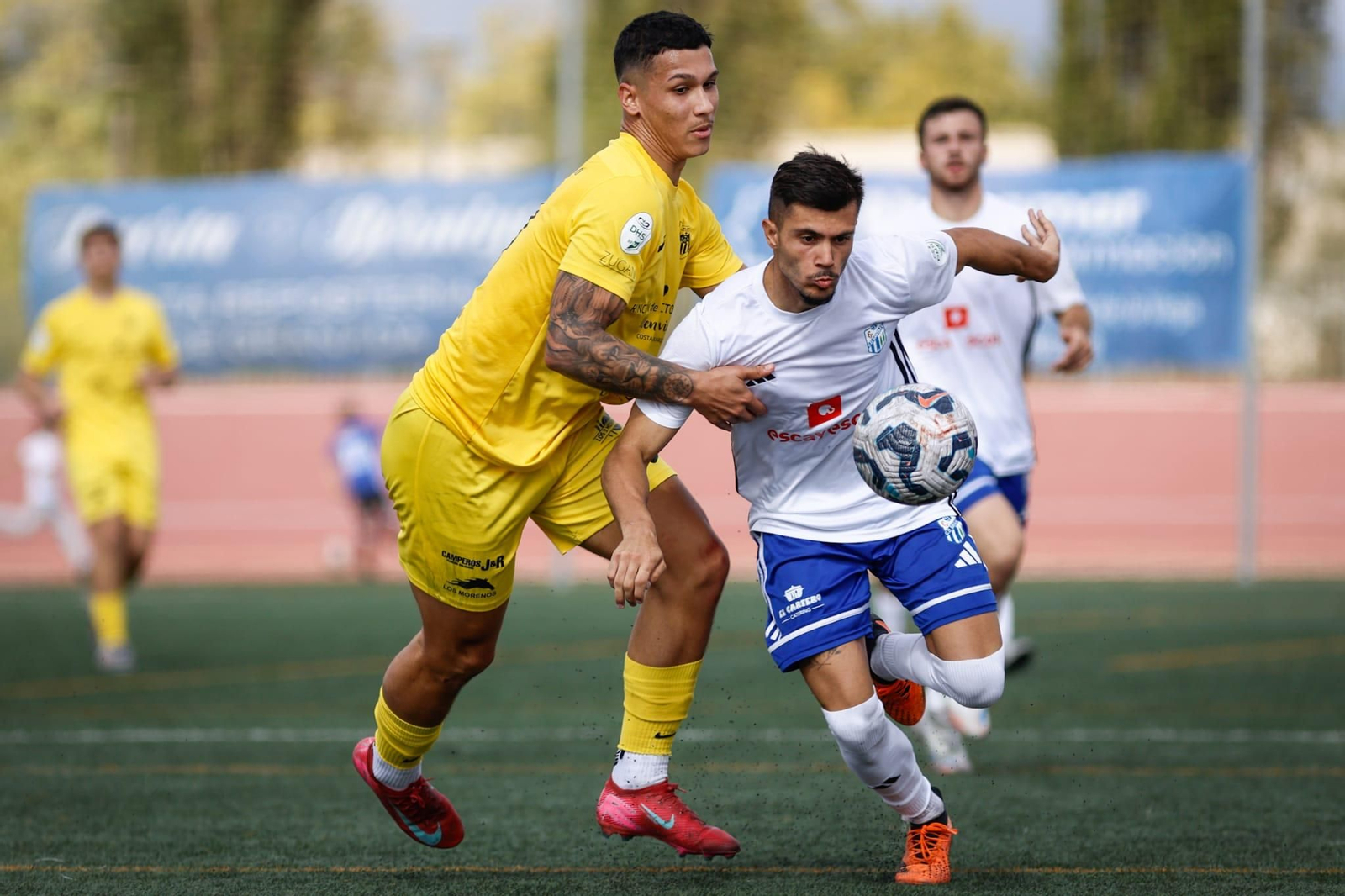 Un jugador del Santa Fe disputando el balón.